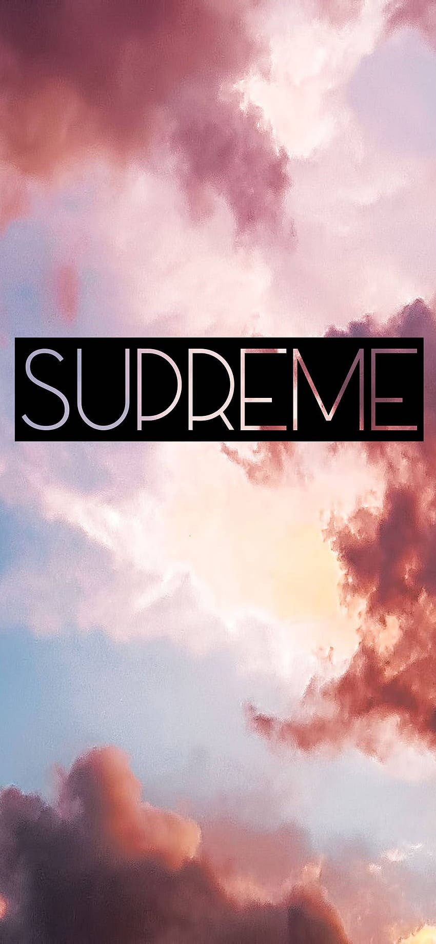 supreme aesthetic 桌布 壁紙 — 充滿活力的天空，粉紅色和藍色的雲朵，上面有一個粗體黑色方框，裡面寫著 supreme 這個詞。