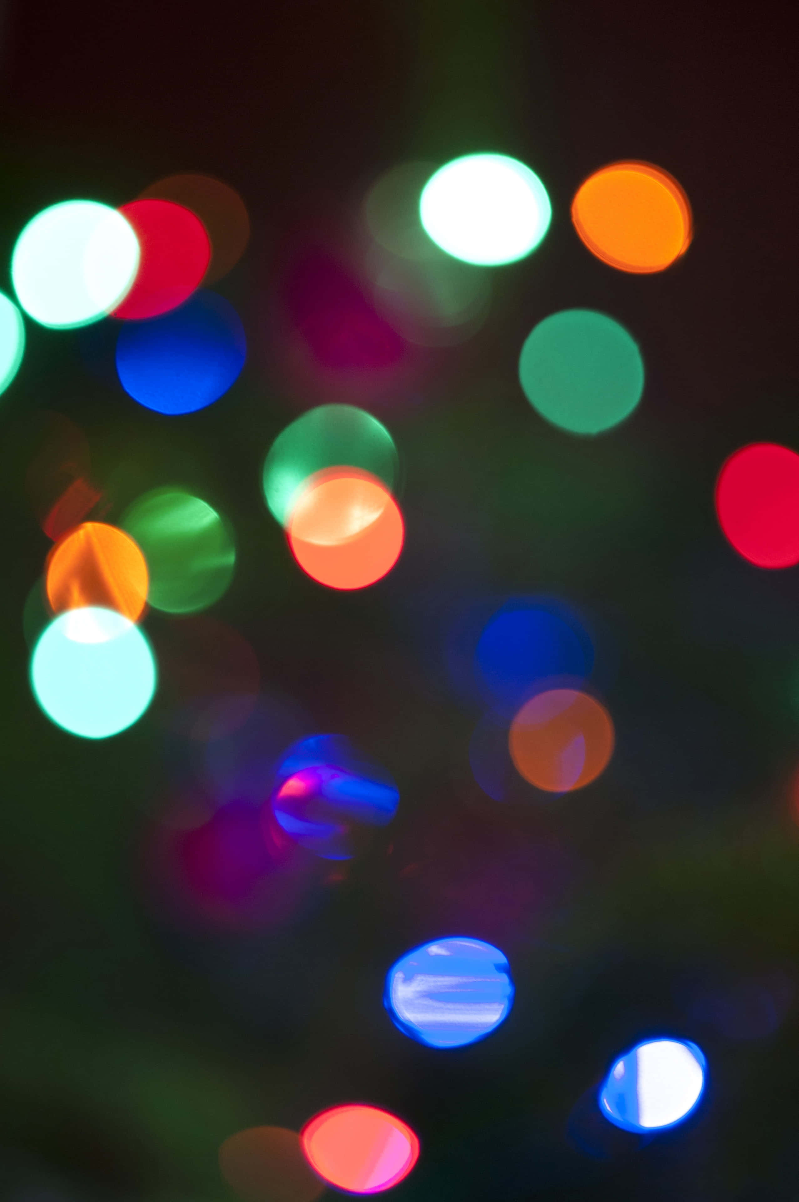 lights 桌布 壁紙 — 充滿活力的失焦節日燈光在黑暗背景下呈現色彩繽紛的散景圖案。