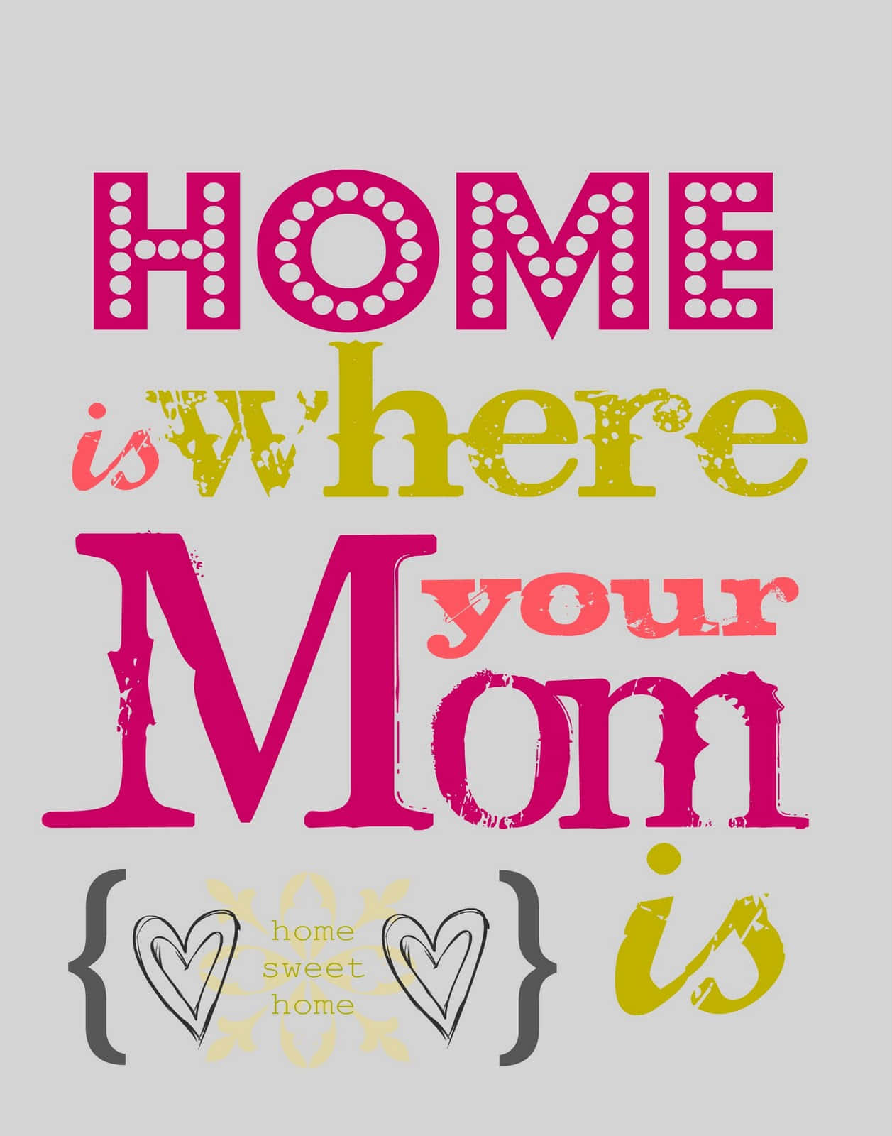 Happy Mothers Day HD 桌布 壁紙 — 充滿活力的字體藝術在柔和的灰色背景上以粗體粉紅色和黃色字體宣告「HOME is where your Mom is」。