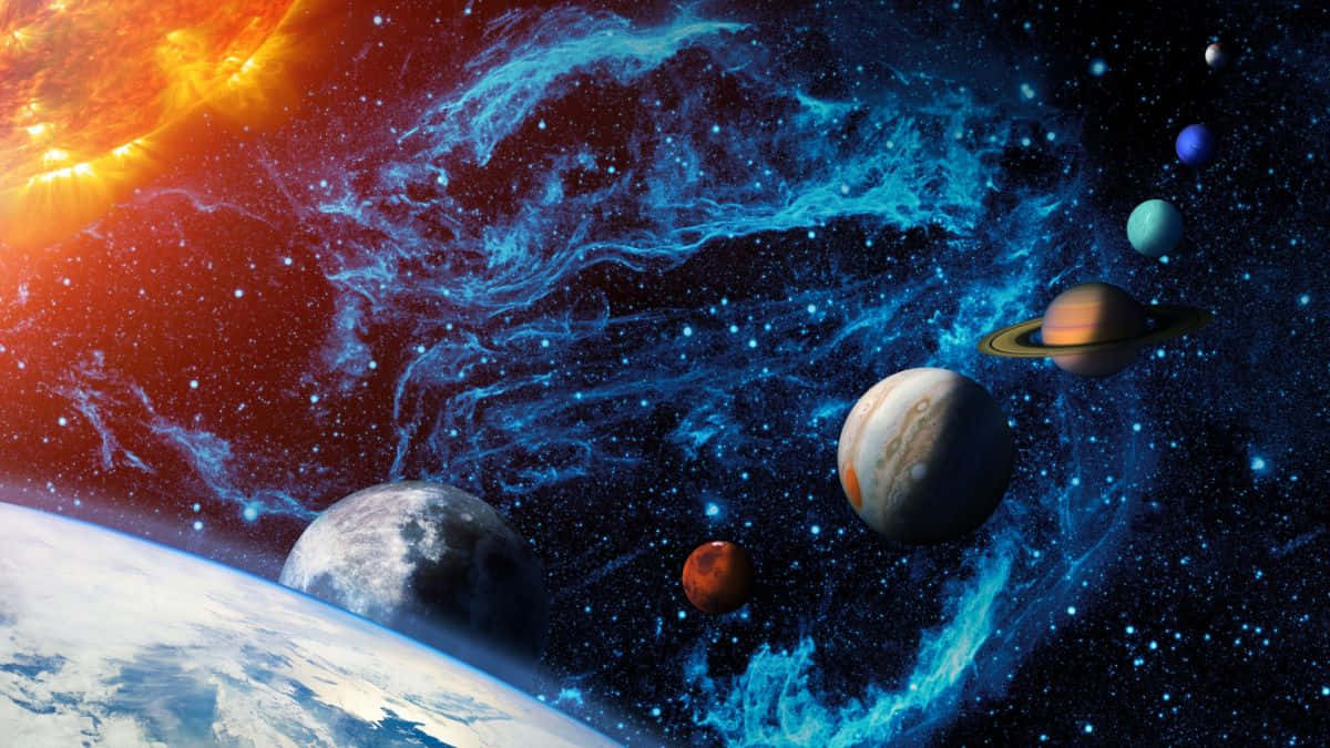 太空 桌布 壁紙 — 充滿活力的宇宙場景，地球、土星和其他行星在熾熱太陽附近，於發光的藍色星雲中旋轉。