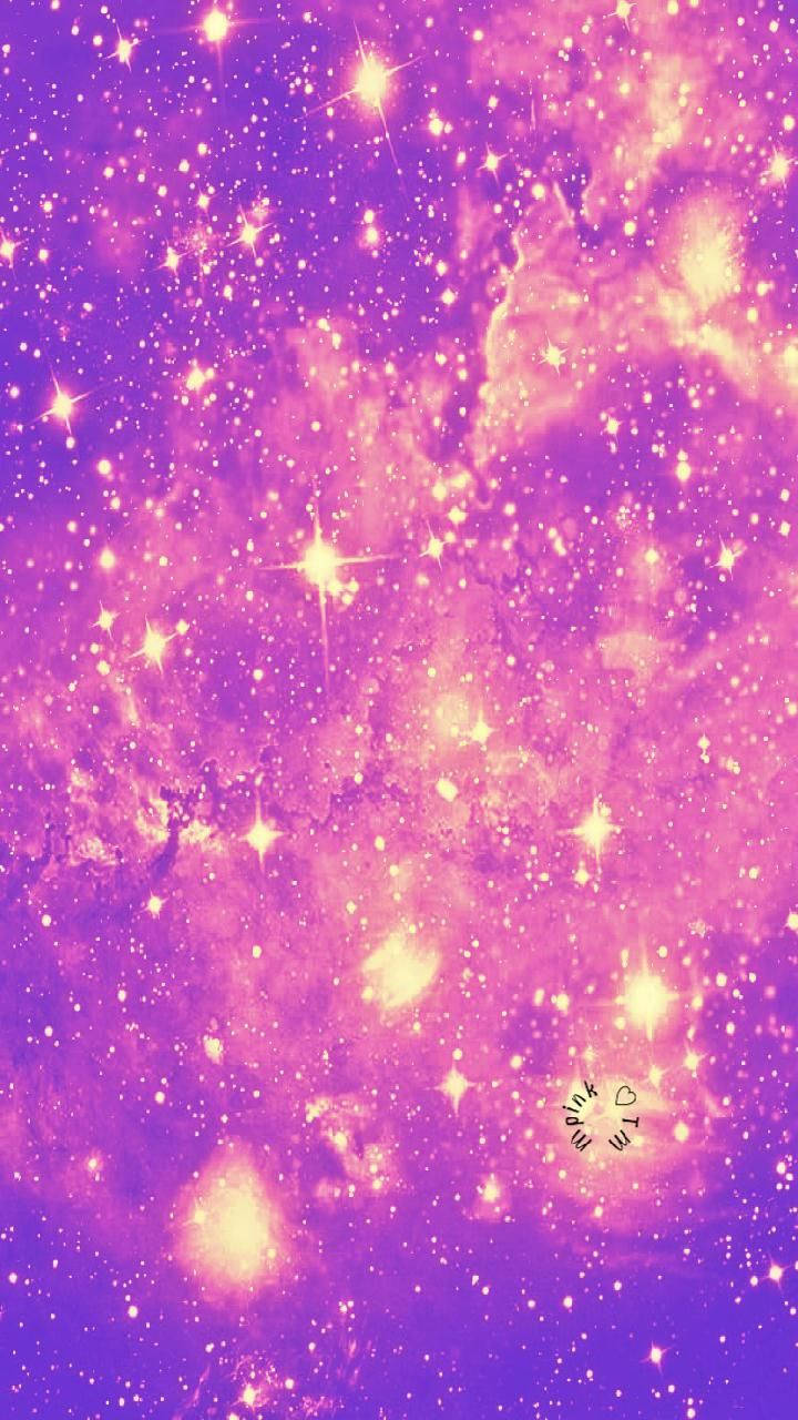 Gold Glitter 桌布 壁紙 — 充滿活力的宇宙場景，發光的黃色星星和紫色星雲雲充滿了畫面。
