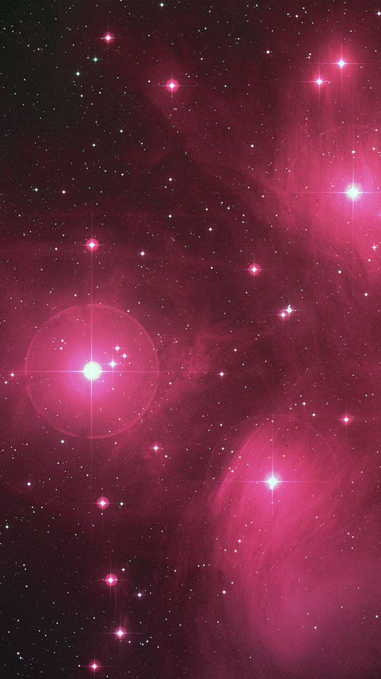 Hot Pink Aesthetic 桌布 壁紙 — 充滿活力的宇宙場景，粉紅色星雲和明亮的星星在黑暗虛空中閃耀。