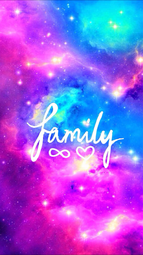 Hipster Galaxy Tumblr 桌布 壁紙 — 充滿活力的宇宙星雲，呈現粉紅、藍色和藍綠色，閃爍的星星和優雅白色字體的「family」一詞。