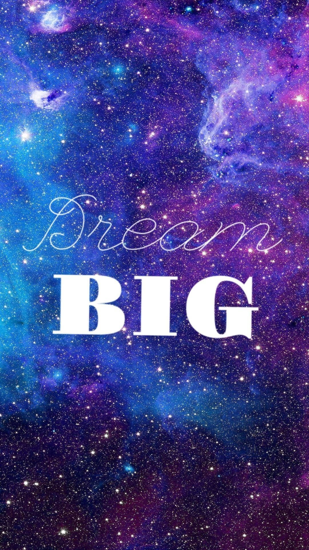 宇宙太空場景，帶有紫藍色星雲和白色文字，寫著 Dream BIG — 可愛的銀河動圖 壁紙