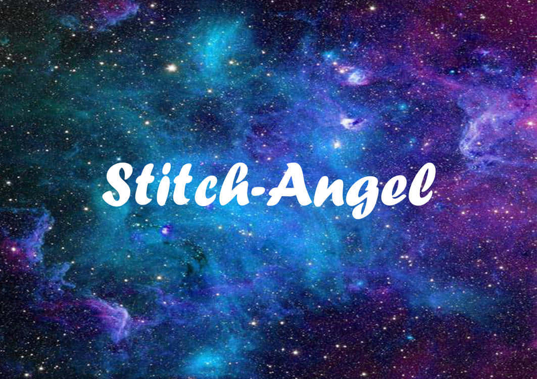 Stitch Aesthetic 桌布 壁紙 — 充滿活力的宇宙星雲，呈現藍色、紫色和藍綠色，閃爍的星星和白色草書文字寫著 Stitch Angel。