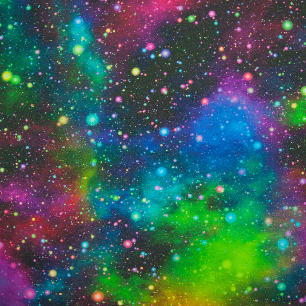 Galaxy Rainbow 桌布 壁紙 — 充滿活力的宇宙星雲，在黑暗虛空中閃耀著五彩繽紛的星星和旋轉的星系。