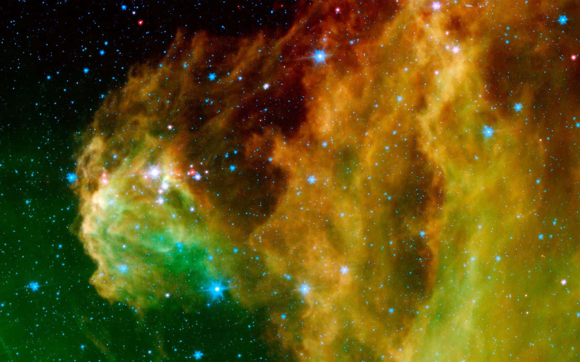 Yellow Galaxy 桌布 壁紙 — 充滿活力的宇宙星雲，帶有旋轉的橙色、黃色和綠色氣體，由明亮的藍色星星在黑暗的星場中照亮。