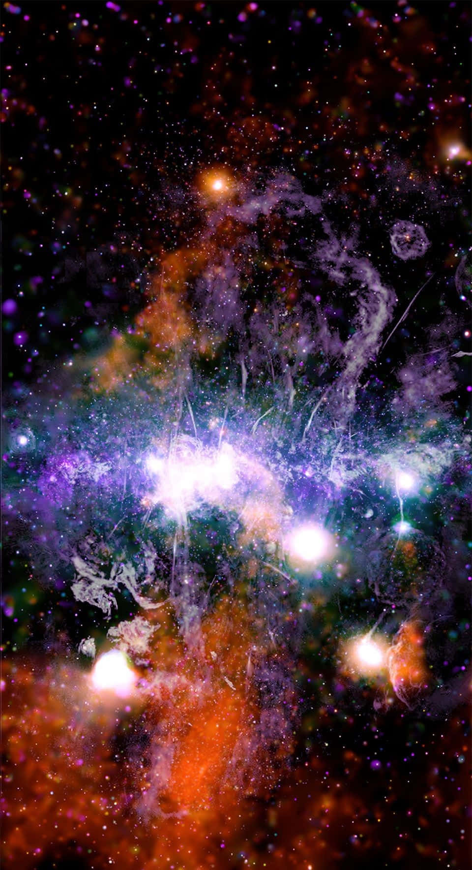 Galactic Center 桌布 壁紙 — 充滿活力的宇宙星雲，帶有旋轉的紫色、橙色和白色氣體，由明亮的星星照亮，背景是黑暗的星場。