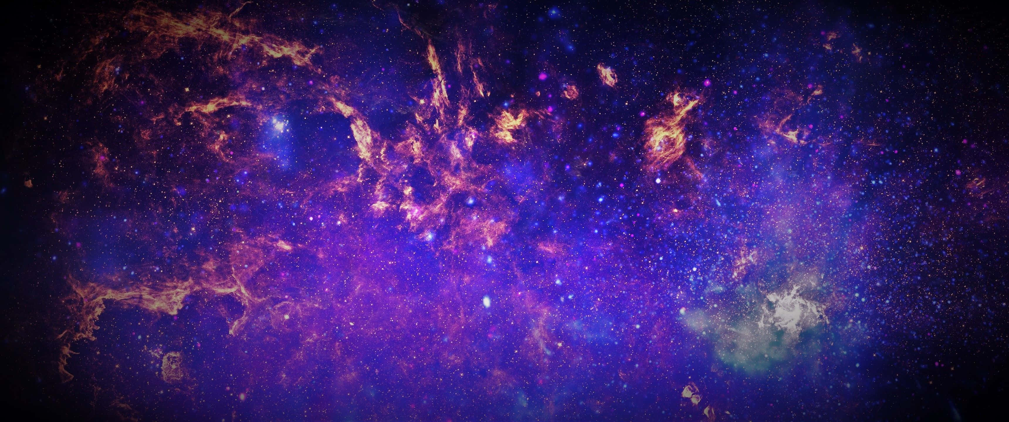 Galaxy Sky 桌布 壁紙 — 充滿活力的宇宙星雲，帶有旋轉的紫色、橙色和藍色氣體，由散落的明亮星星在黑暗虛空中照亮。