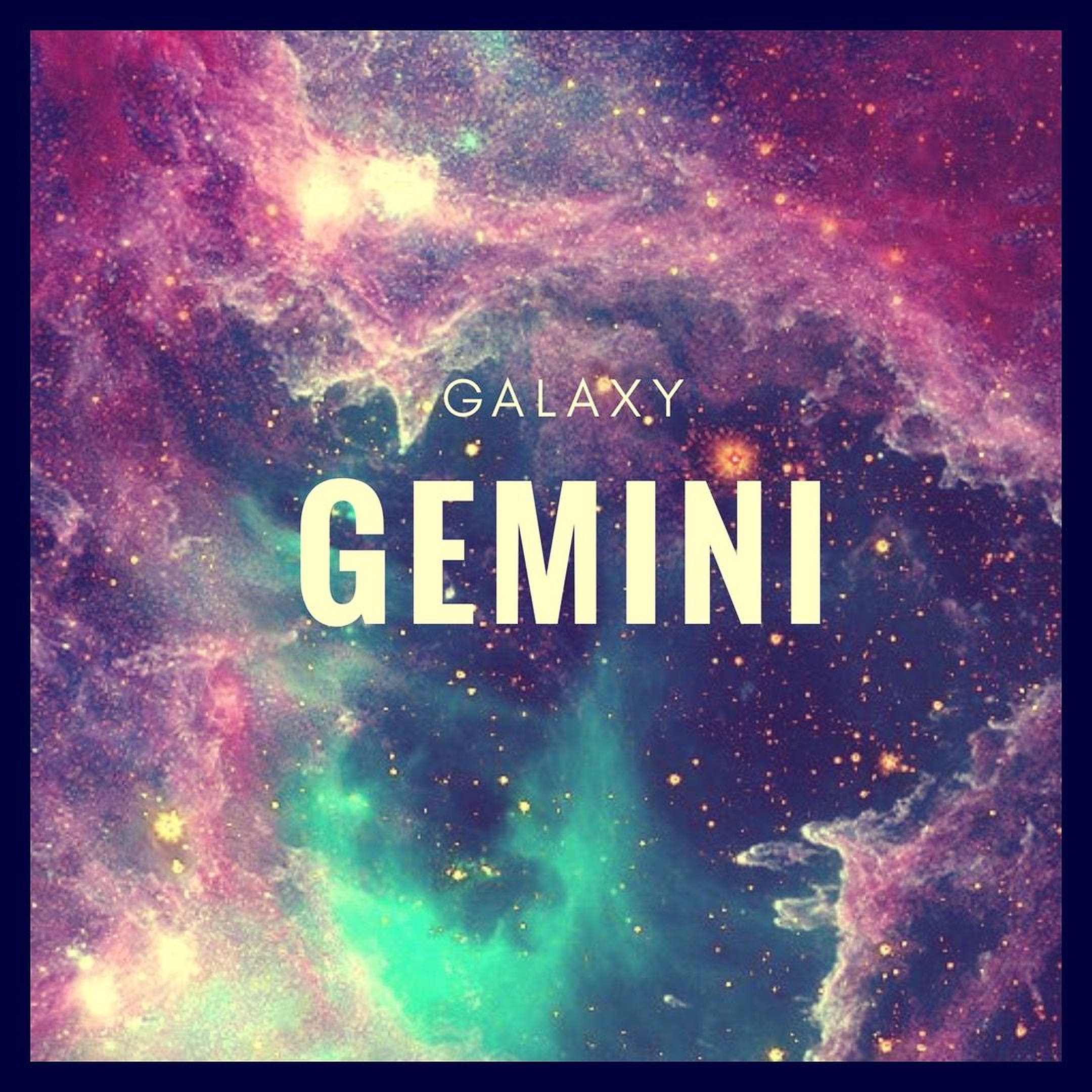 gemini 桌布 壁紙 — 充滿活力的宇宙星雲，帶有旋轉的紫色、藍綠色和金色星星，並覆蓋粗體白色文字 GALAXY GEMINI。