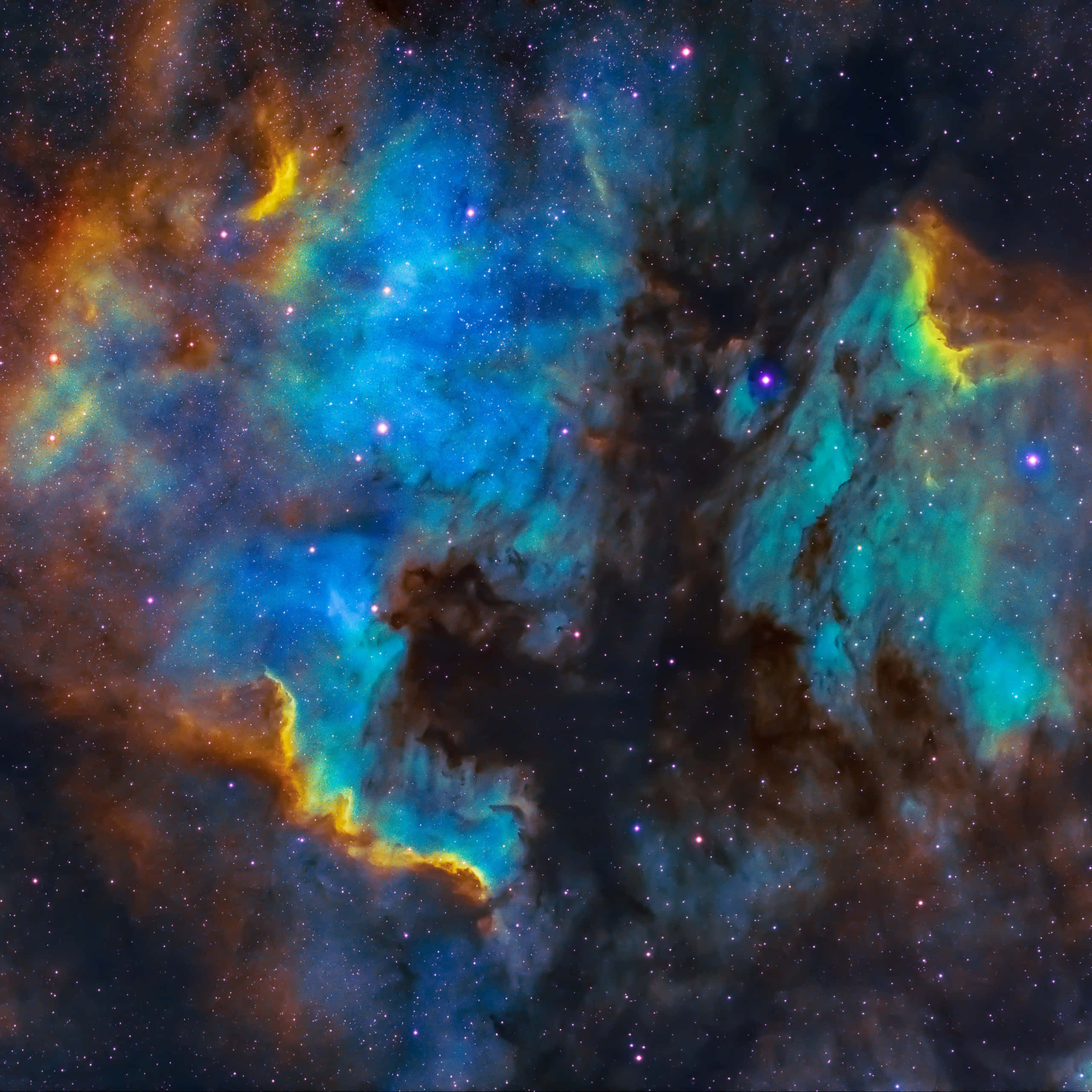 桌布 壁紙 — 充滿活力的宇宙星雲，帶有旋轉的藍色、藍綠色和火橙色雲層，由散落的恆星照亮，背景是深邃太空。
