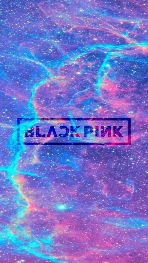 BLACKPINK 桌布 壁紙 — 充滿活力的宇宙星雲，帶有旋轉的藍色、粉紅色和紫色色調，點綴著星星，中央有BLACKPINK標誌。