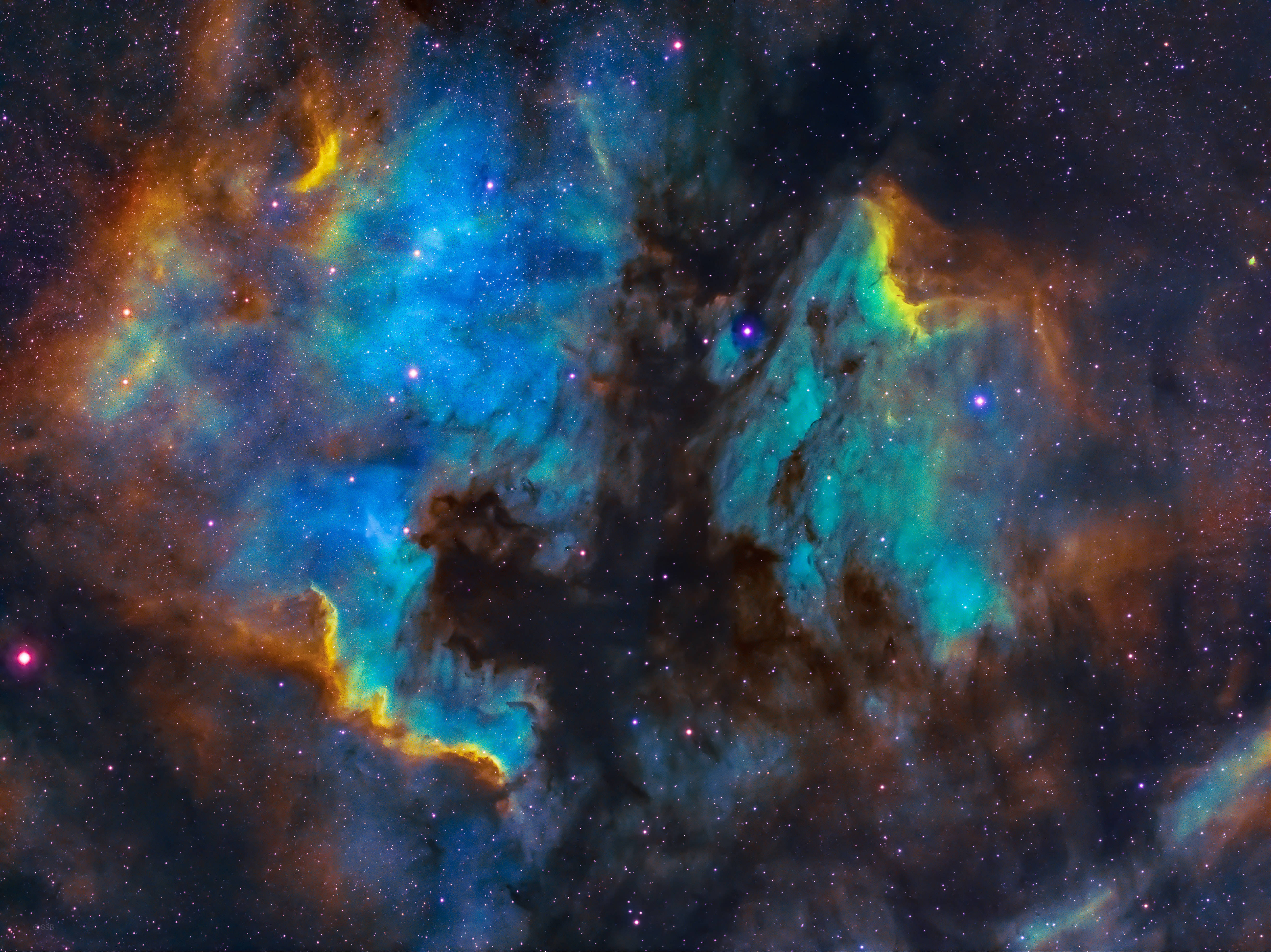 宇宙美學 桌布 壁紙 — 充滿活力的宇宙星雲，帶有旋轉的藍色、藍綠色和火橙色雲層，由散落的星星照亮，背景是深邃太空。