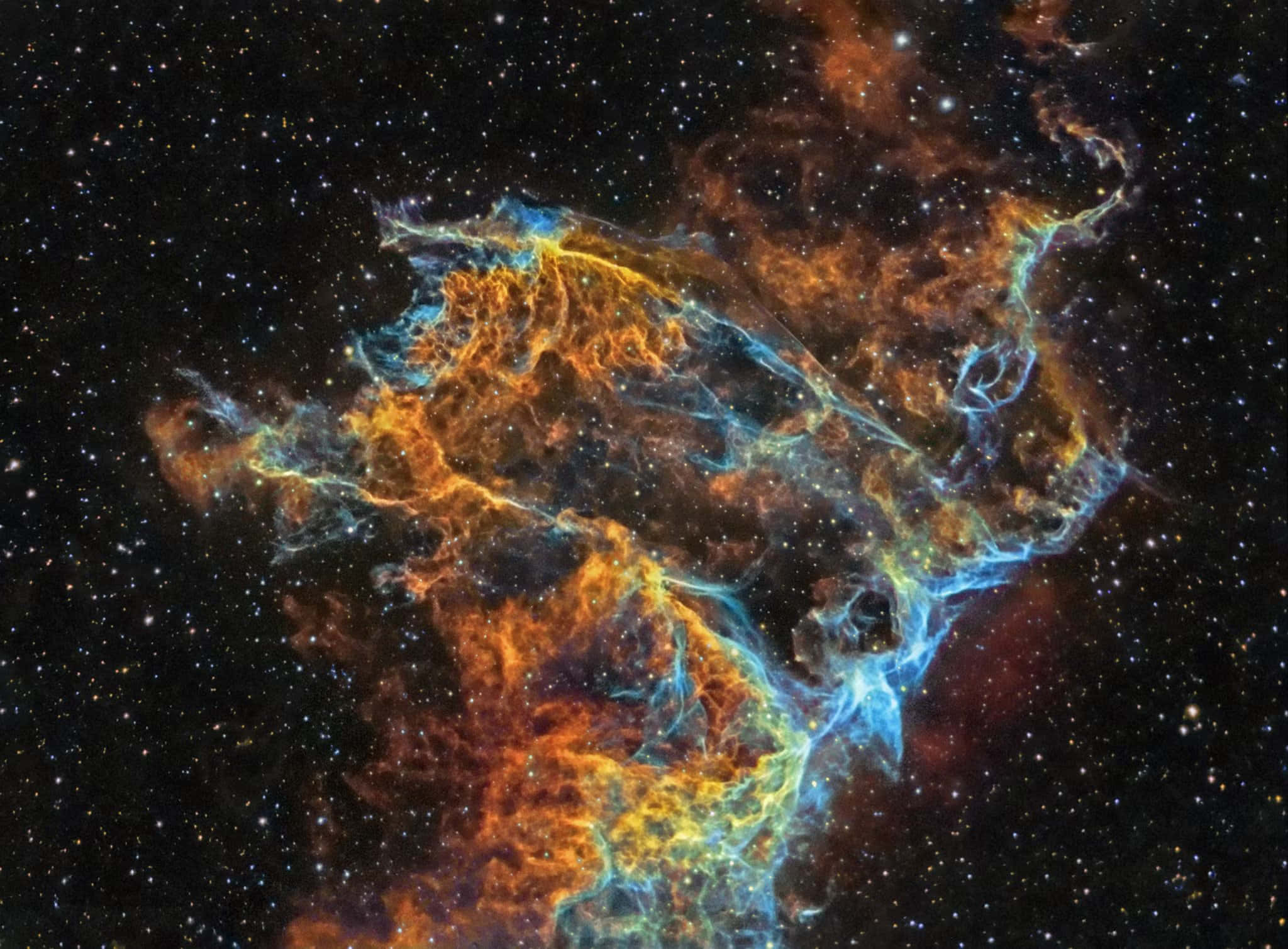 NASA 動態圖片 桌布 壁紙 — 充滿活力的宇宙星雲，帶有火橙色和電光藍色的卷鬚在星空中旋轉。