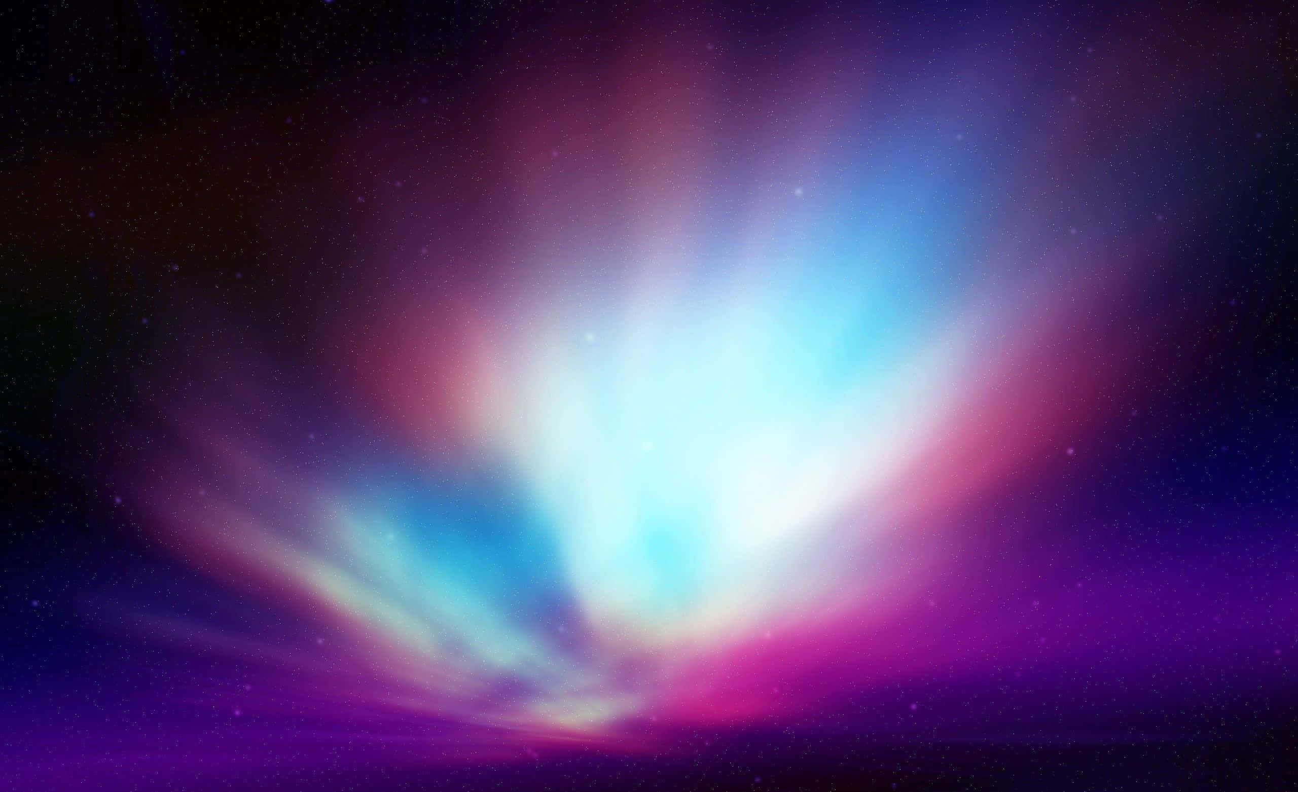 Aurora 桌布 壁紙 — 充滿活力的宇宙星雲，散發著光芒的藍色和粉紅色雲朵，在繁星點點的深紫色太空背景中閃耀。