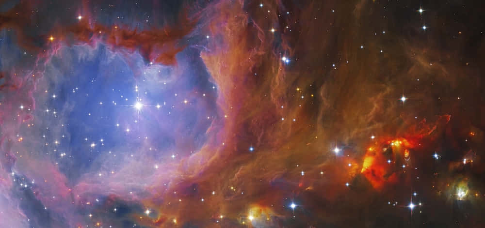 Outerspace 桌布 壁紙 — 充滿活力的宇宙星雲，有旋轉的紅色、橙色和藍色雲朵，點綴著明亮閃爍的星星，背景是深邃的太空。