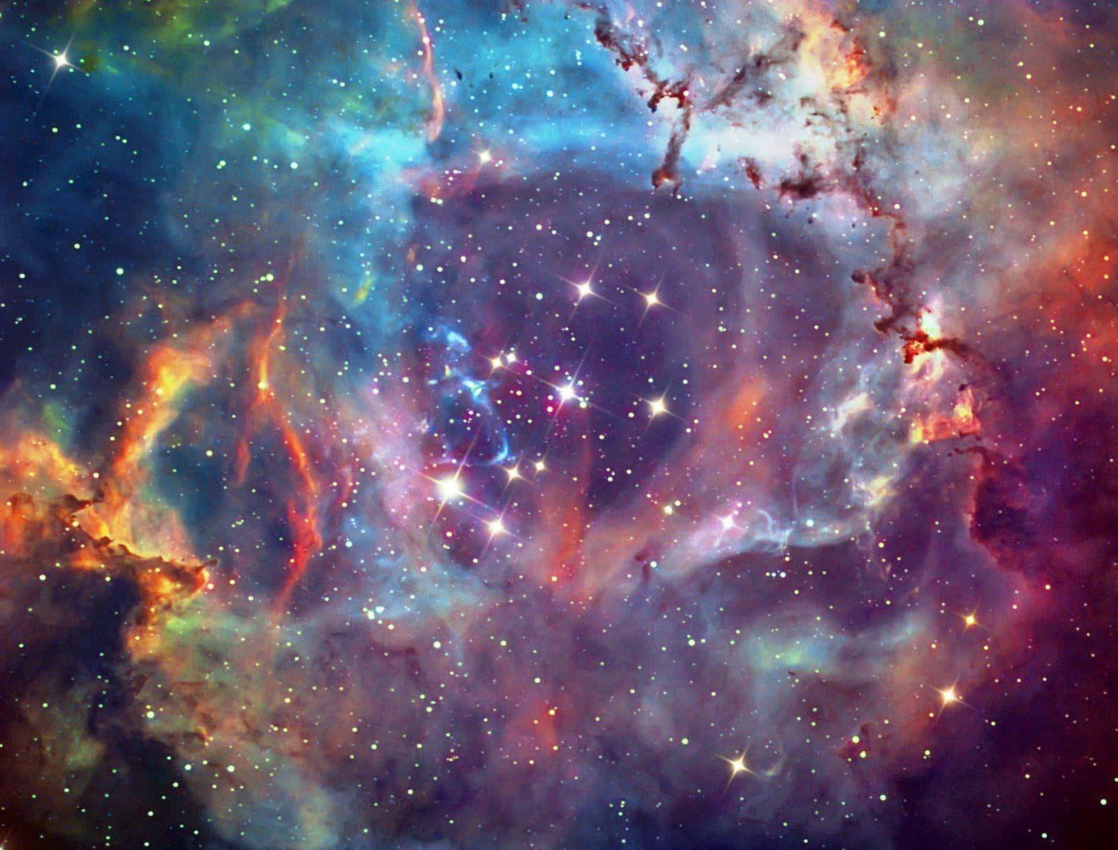 High Resolution Galaxy 桌布 壁紙 — 充滿活力的宇宙星雲，發光的橙紅色和藍色雲團圍繞著燦爛的恆星旋轉。