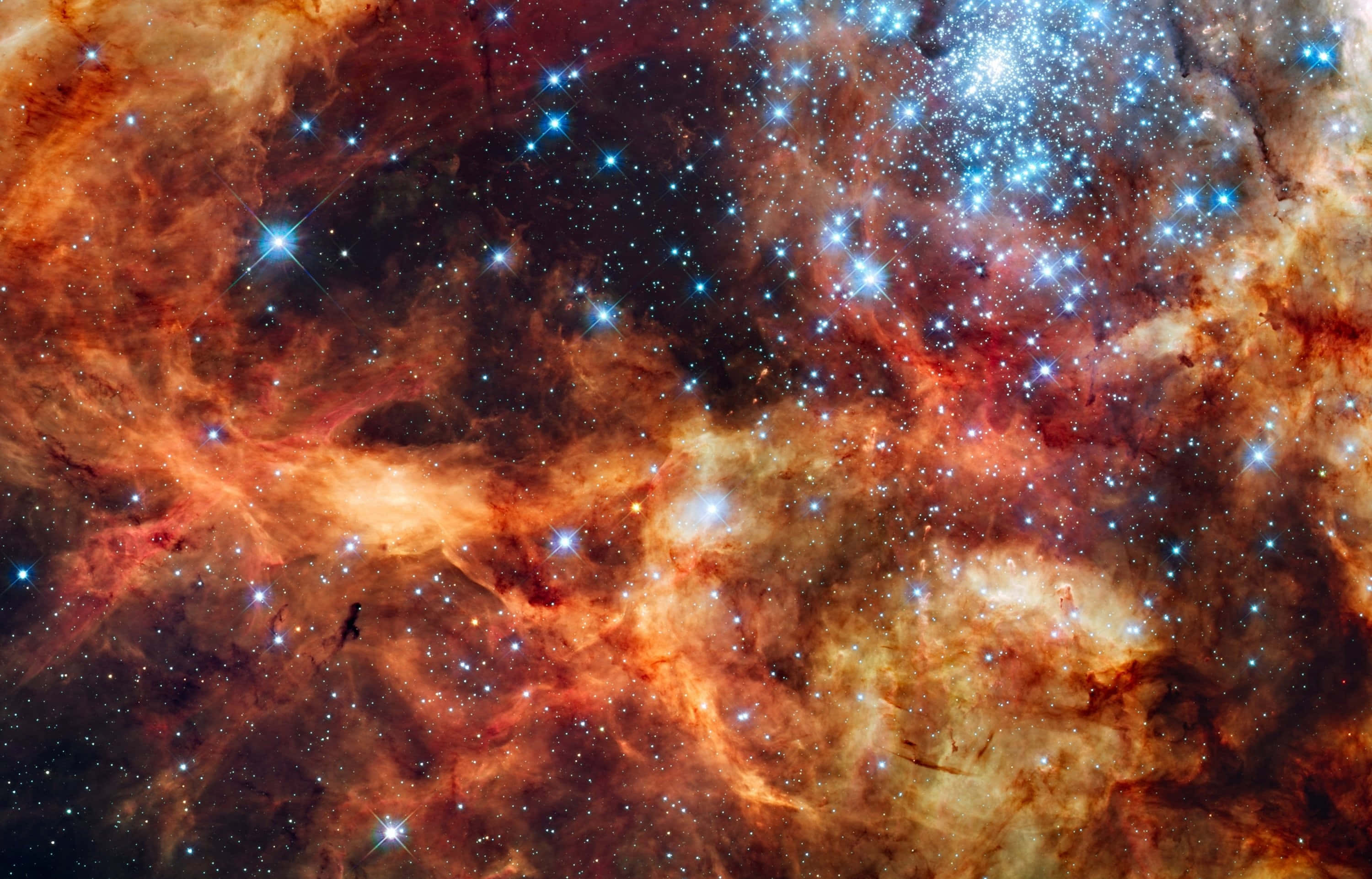 Star Cluster 桌布 壁紙 — 充滿活力的宇宙星雲，發光的橙色和藍色雲團在黑暗虛空中圍繞璀璨恆星旋轉。