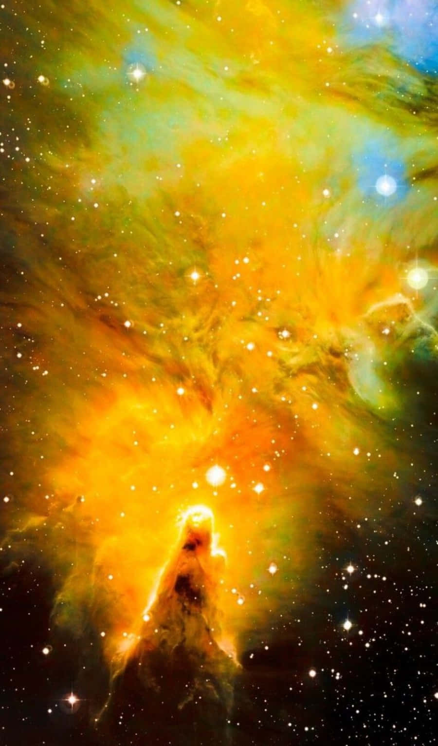 Yellow Galaxy 桌布 壁紙 — 充滿活力的宇宙星雲，發光的橙黃色氣體雲和明亮的星星在黑暗的太空背景下。