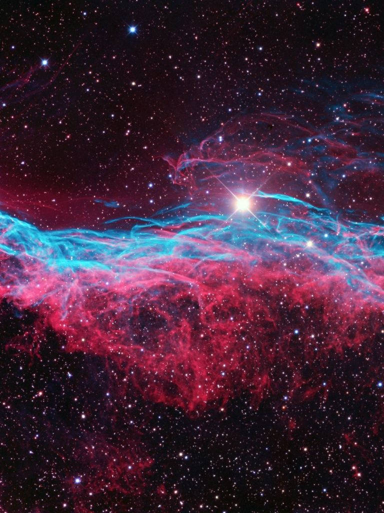 深空中色彩繽紛的宇宙星雲，帶有粉紅色和藍色的雲以及明亮的星星。 — iPad mini 動態圖片 壁紙