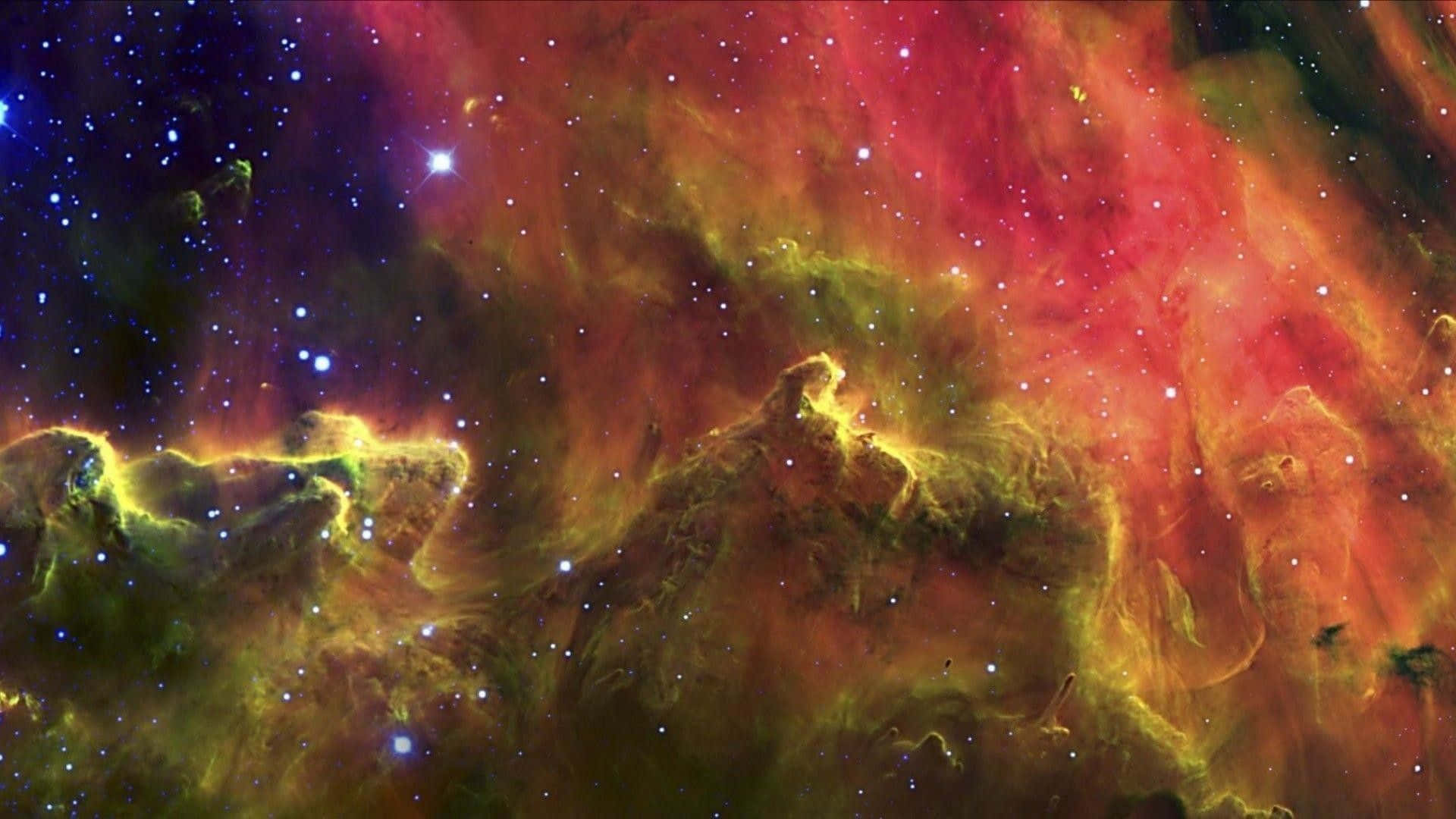 Telescope 桌布 壁紙 — 充滿活力的宇宙星雲，發光的紅橙色和綠色雲團在黑暗星場中圍繞明亮恆星旋轉。