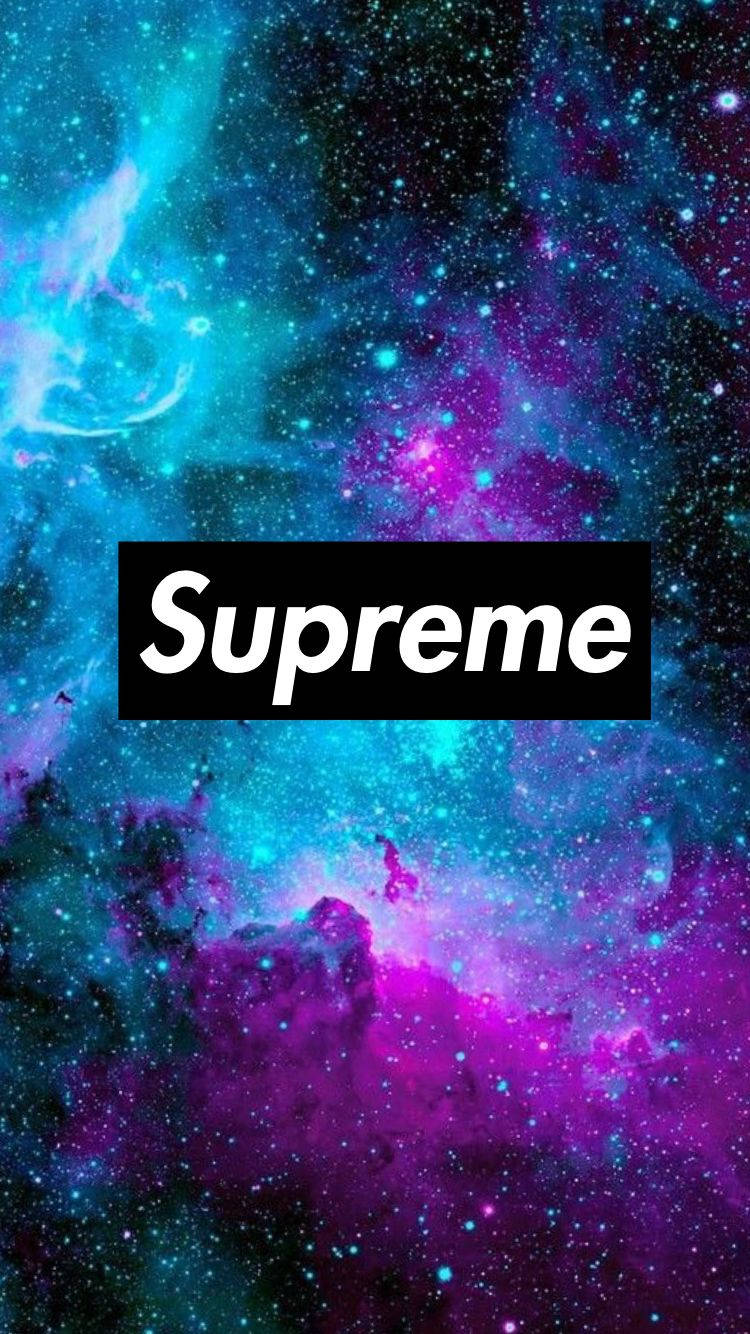 supreme 桌布 壁紙 — 充滿活力的宇宙星雲，電藍色和洋紅色的雲圍繞著發光的星星旋轉，上面覆蓋著一個大膽的黑色Supreme標誌。
