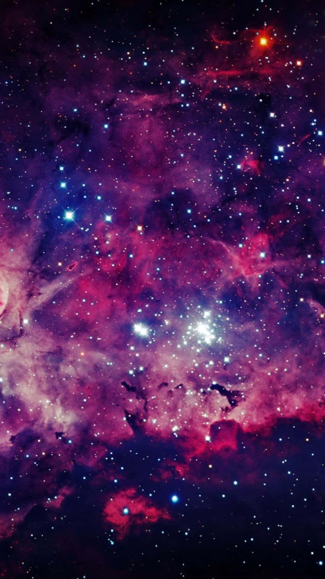 Galaxy S5 桌布 壁紙 — 充滿活力的宇宙星雲以洋紅色和靛藍色旋轉，發光的星星散落在深邃的太空畫布上。
