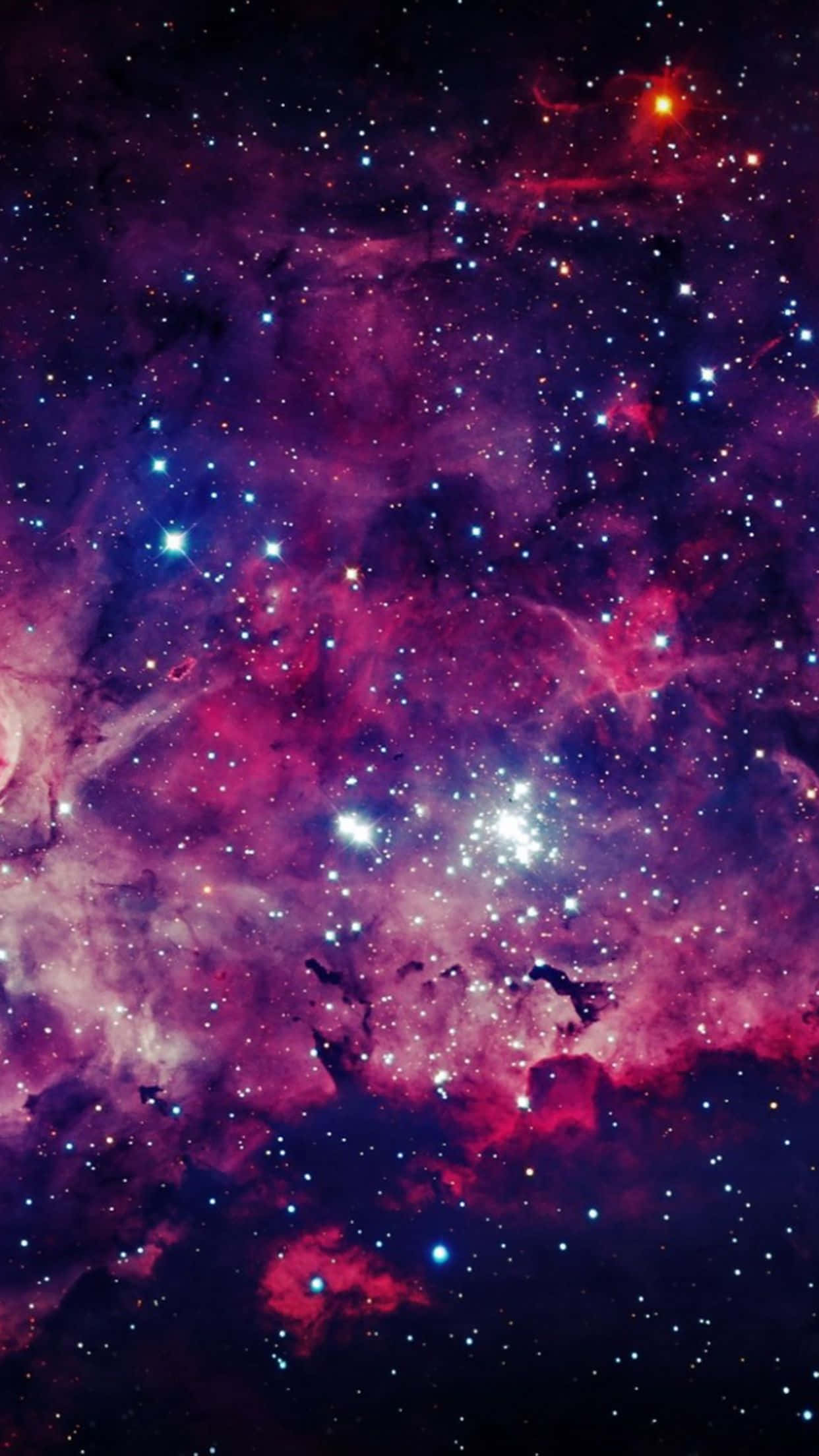 太空 桌布 壁紙 — 充滿活力的宇宙星雲以洋紅色和靛藍色旋轉，閃爍的星星散落在深邃的太空之中。