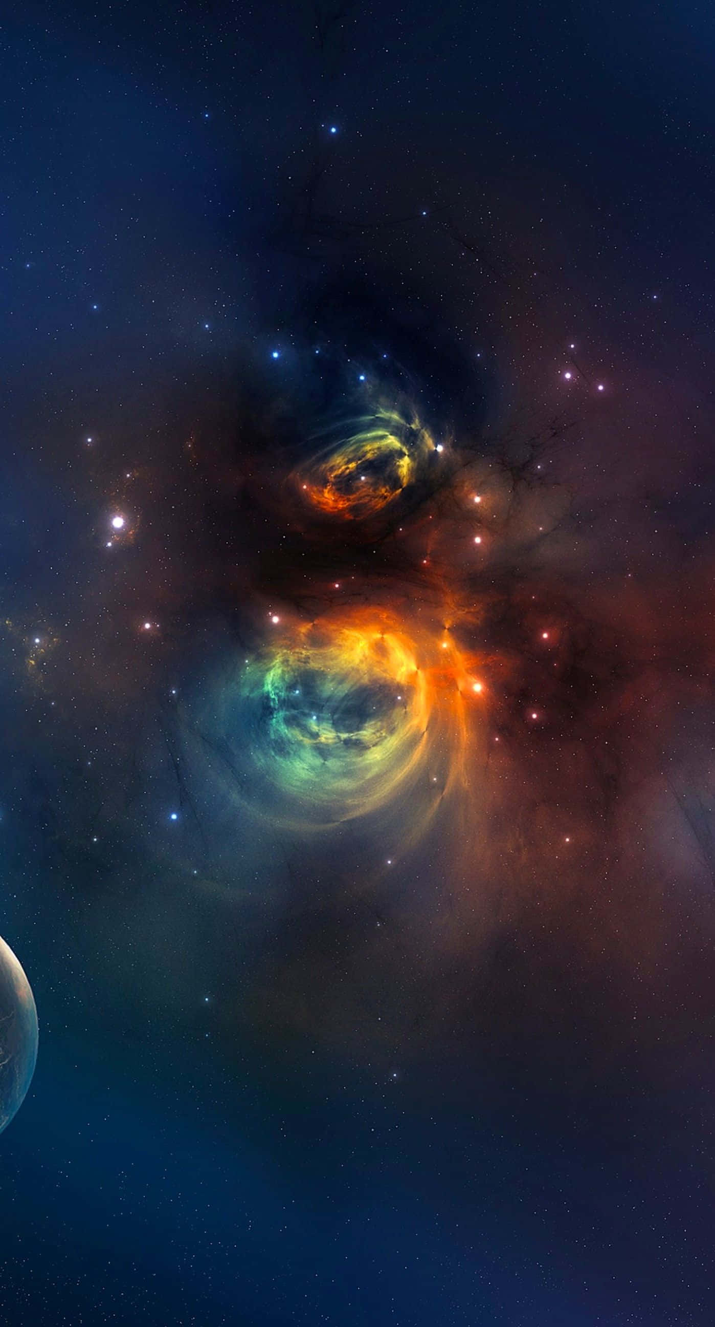 Stars 桌布 壁紙 — 充滿活力的宇宙星雲以火熱的橙色和冷藍色旋轉，背景是星場，邊緣可見一顆行星。