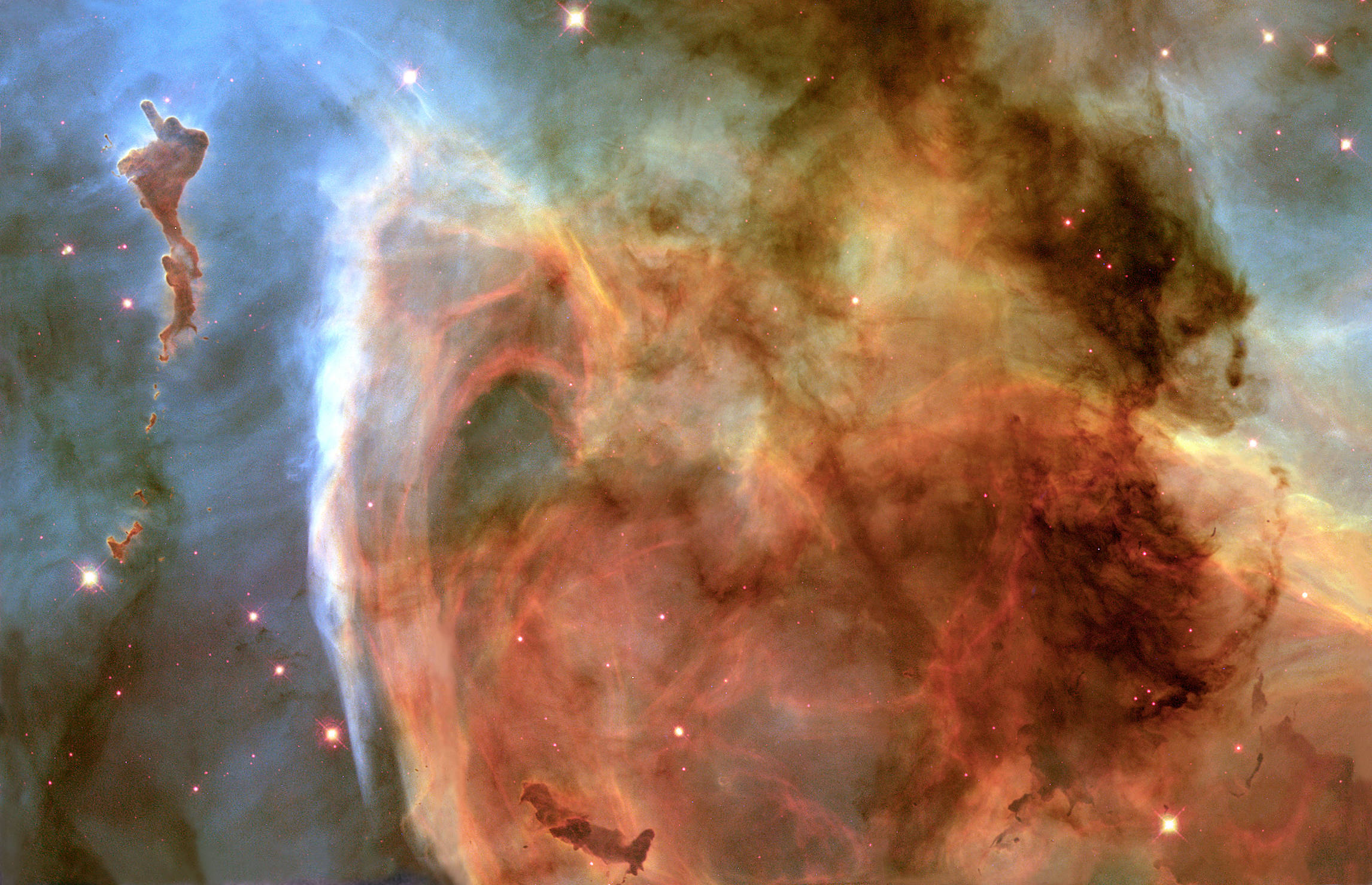 銀河 桌布 壁紙 — 充滿活力的宇宙星雲以火紅和冷藍色旋轉，閃爍的星星散落在深空。