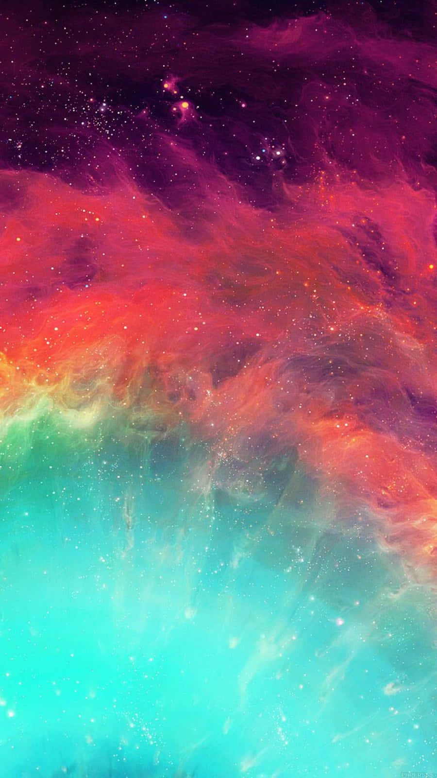 桌布 壁紙 — 充滿活力的宇宙星雲以火紅和冷青色旋轉，背景是繁星點點的紫色虛空。