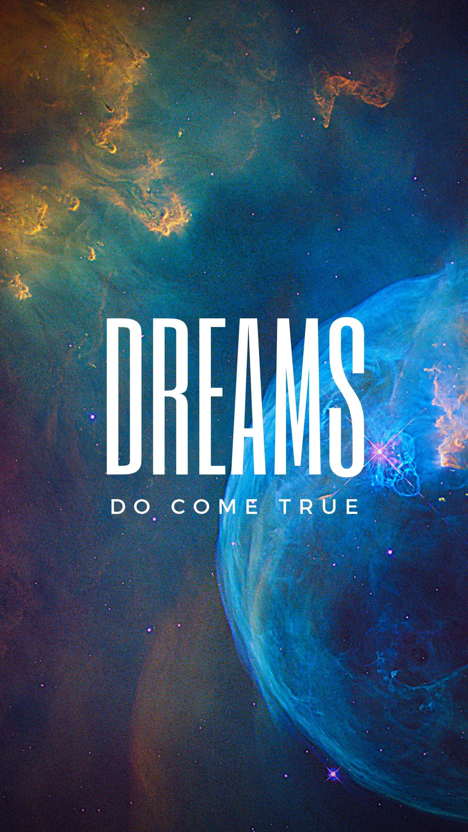 Inspirational Quotes 桌布 壁紙 — 充滿活力的宇宙星雲以藍色、金色和紫色旋轉，並以粗體白色文字宣告夢想成真，背景是繁星點點的太空。