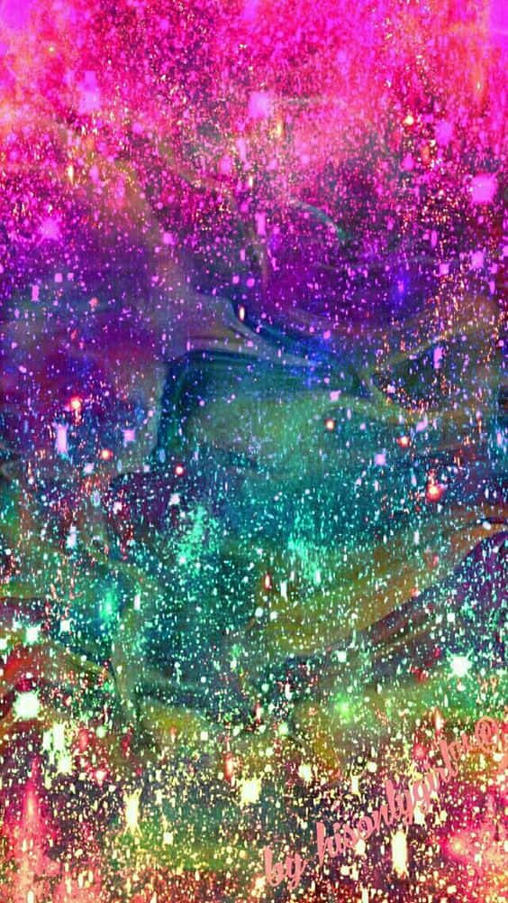 Rainbow Glitter 桌布 壁紙 — 充滿活力的宇宙星雲以電光粉紅、紫色和藍綠色旋轉，畫布上閃爍著星光點點。