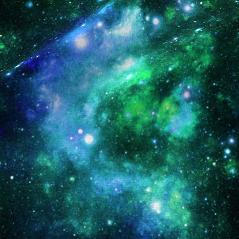Green Galaxy 桌布 壁紙 — 充滿活力的宇宙星雲以電光綠和深藍色旋轉，發光的星星散落在浩瀚的太空之中。