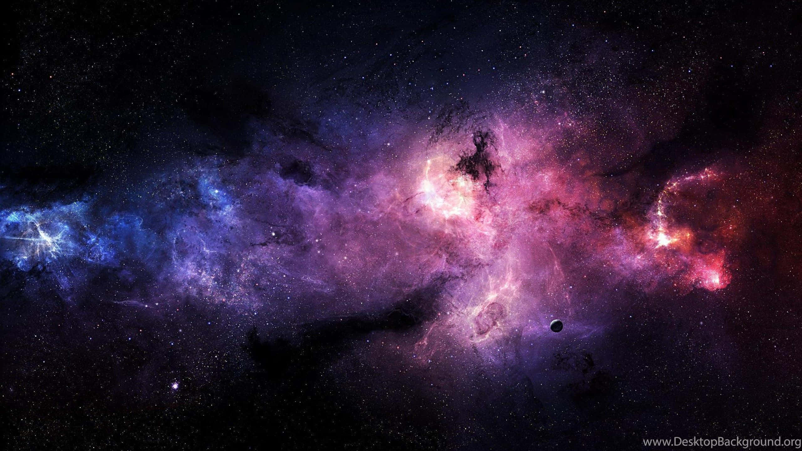 Real Space 桌布 壁紙 — 充滿活力的宇宙星雲以電光藍、粉紅和紅色旋轉，背景是星空，附近漂浮著一顆小行星。