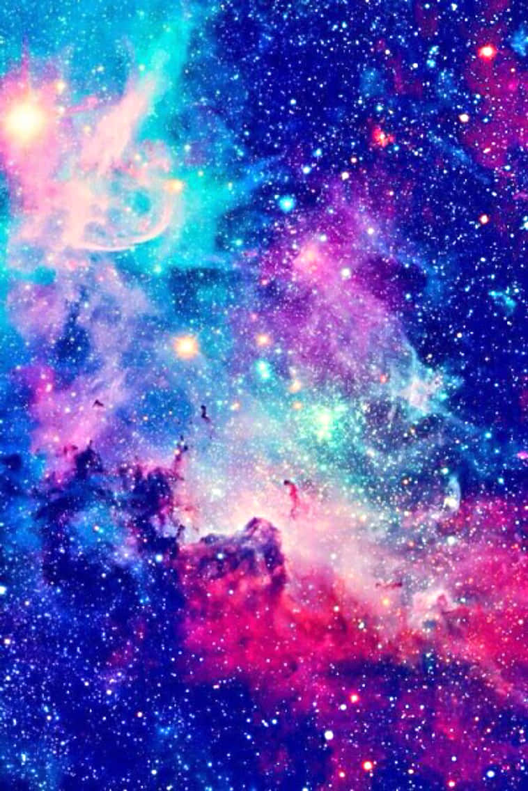 Hipster Galaxy Tumblr 桌布 壁紙 — 充滿活力的宇宙星雲以電光藍、粉紅和青色旋轉，發光的星星散落在深空各處。
