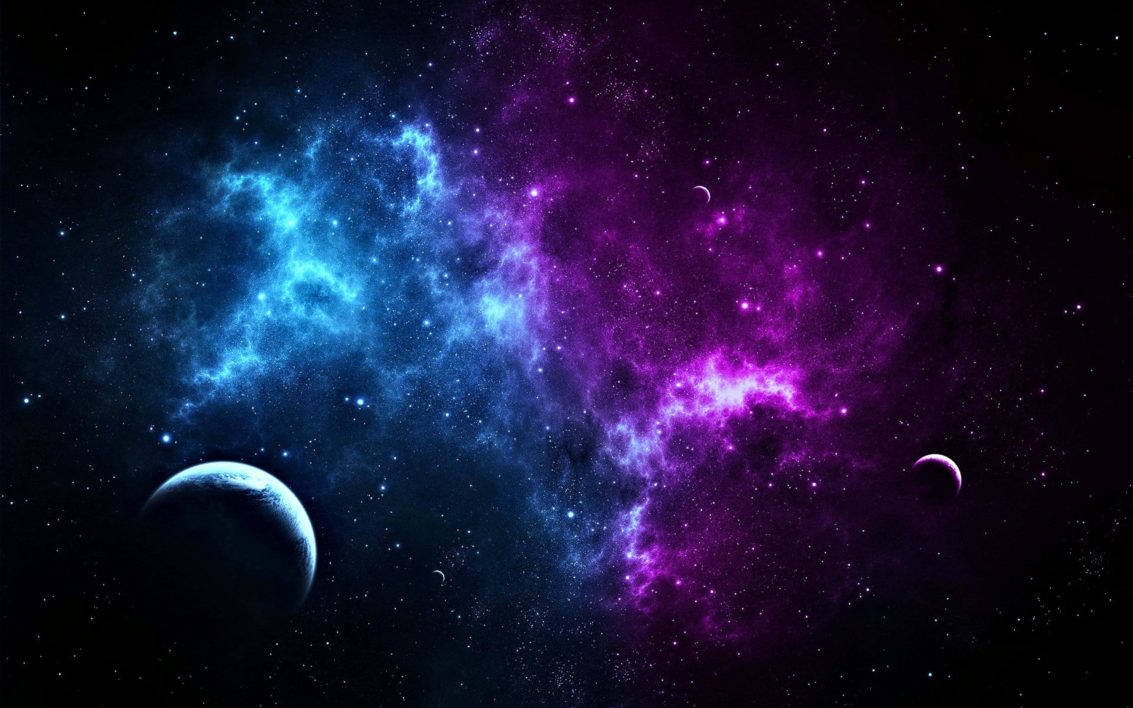 銀河 桌布 壁紙 — 充滿活力的宇宙星雲以電光藍和紫色在星場中旋轉，兩顆行星漂浮在深空之中。