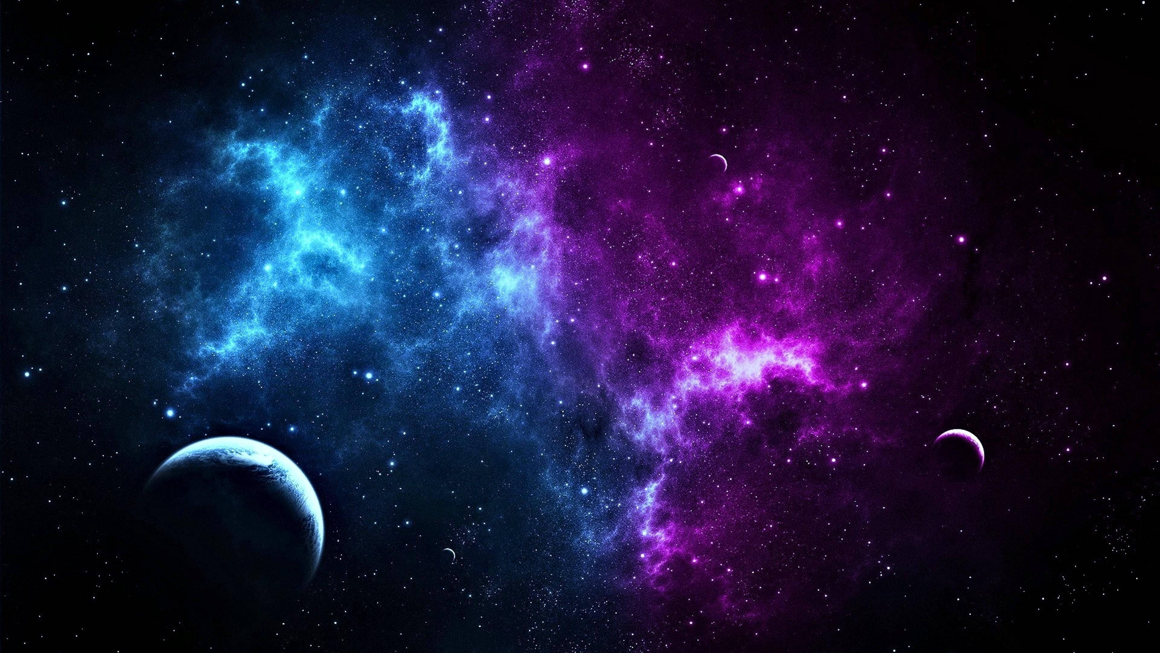 宇宙 桌布 壁紙 — 充滿活力的宇宙星雲以電光藍和紫色漩渦穿過星場，兩顆行星漂浮在深空中。