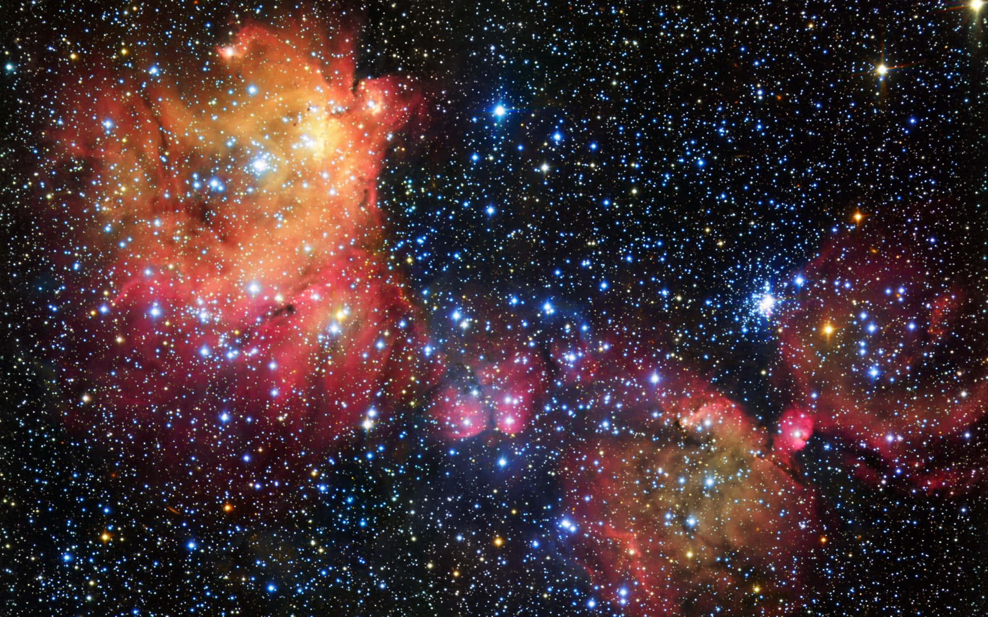 Stars 桌布 壁紙 — 充滿活力的宇宙星雲在刺眼的藍色和白色星星的星場背景下散發出火紅和橙色的光芒。