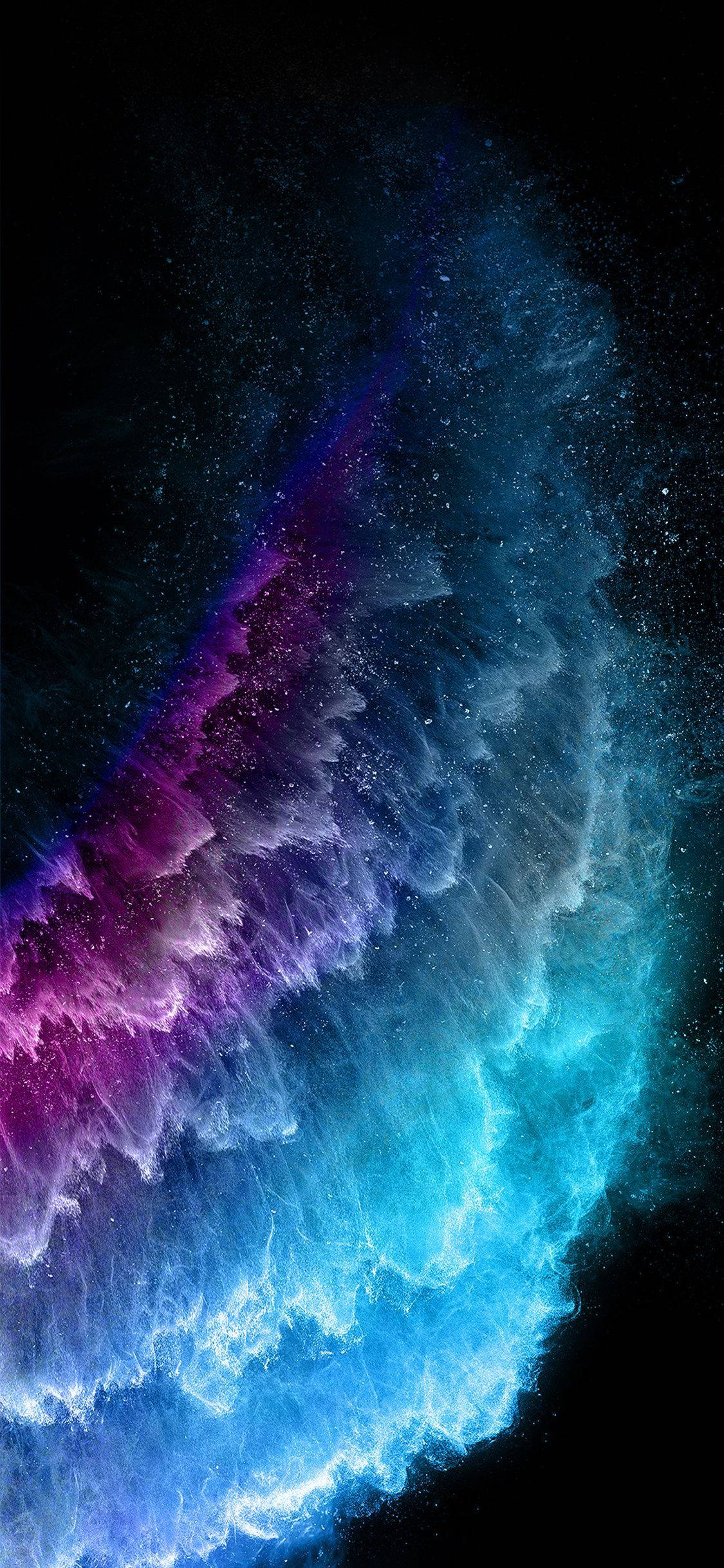 iPhone 11 桌布 壁紙 — 充滿活力的宇宙星雲在星光點點的黑色虛空中以電光藍和紫色旋轉。