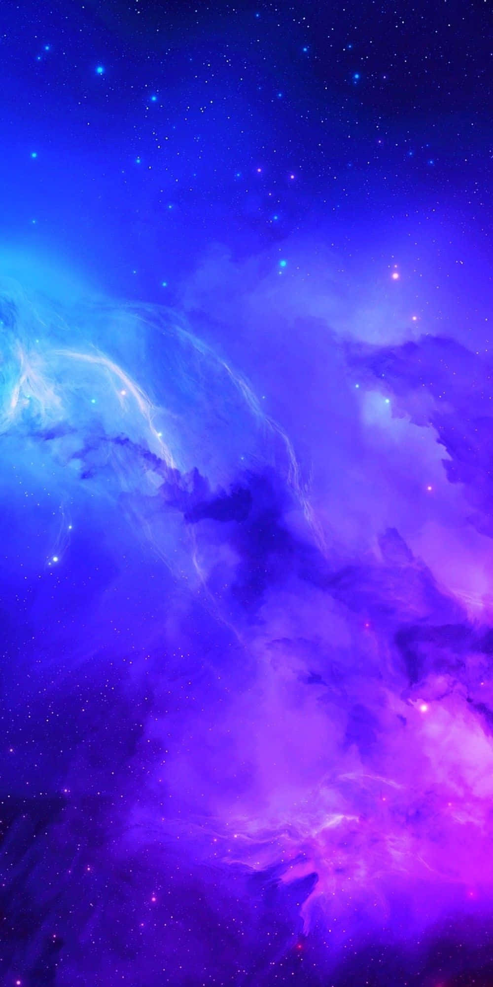 藍色 桌布 壁紙 — 充滿活力的宇宙星雲在星場下以電光藍和紫色旋轉。