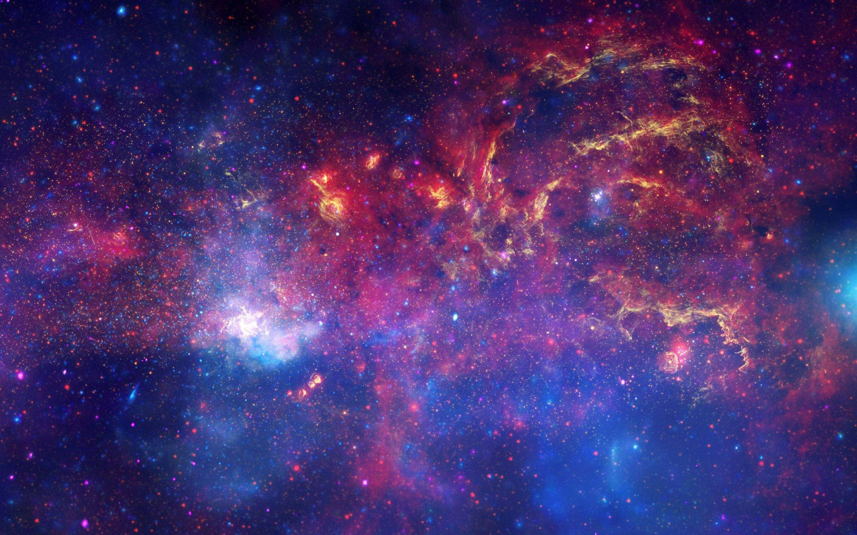 銀河 桌布 壁紙 — 充滿活力的宇宙星雲在星場背景下以火紅、金色和深藍色旋轉。