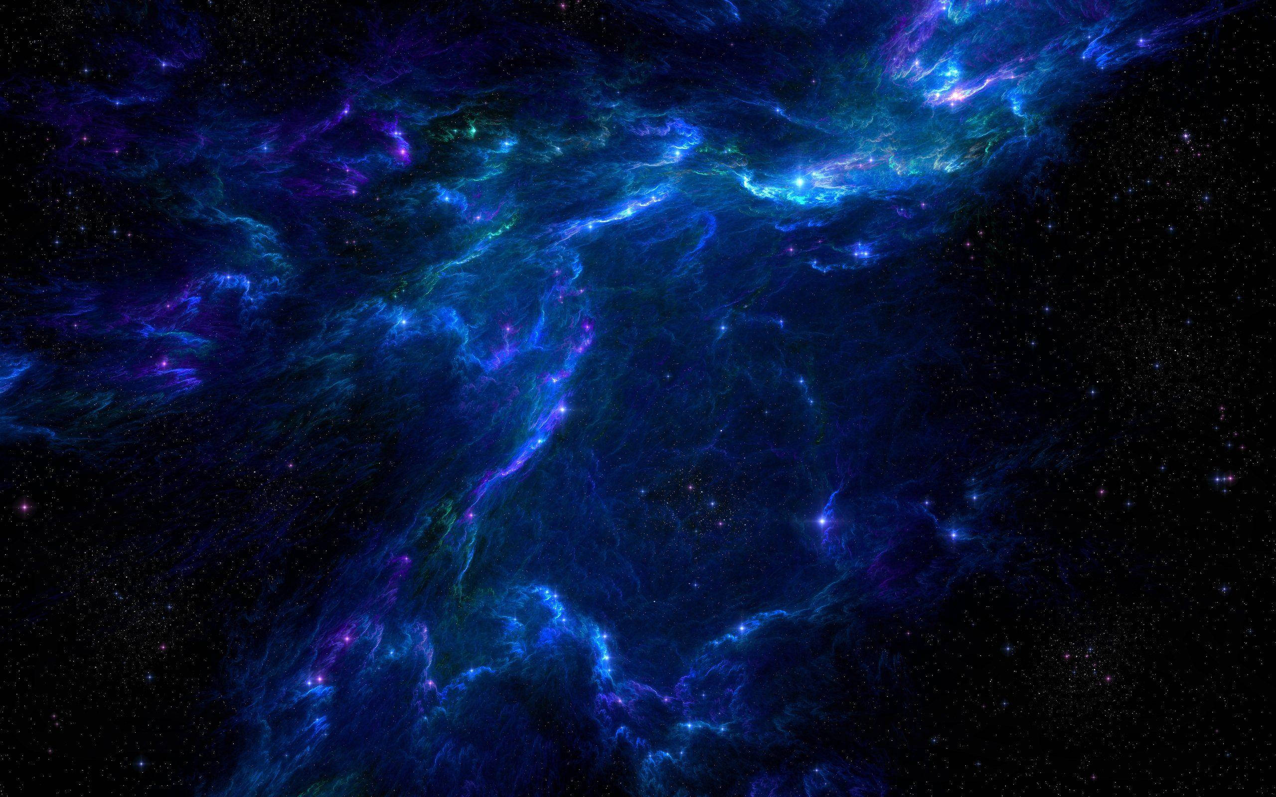 Blue Galaxy 桌布 壁紙 — 充滿活力的宇宙星雲在星場背景下以電光藍、紫和綠色旋轉。