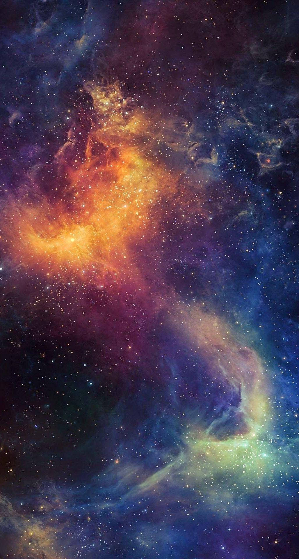 太空 桌布 壁紙 — 充滿活力的宇宙星雲在星空中以火熱的橙色和深藍色旋轉。