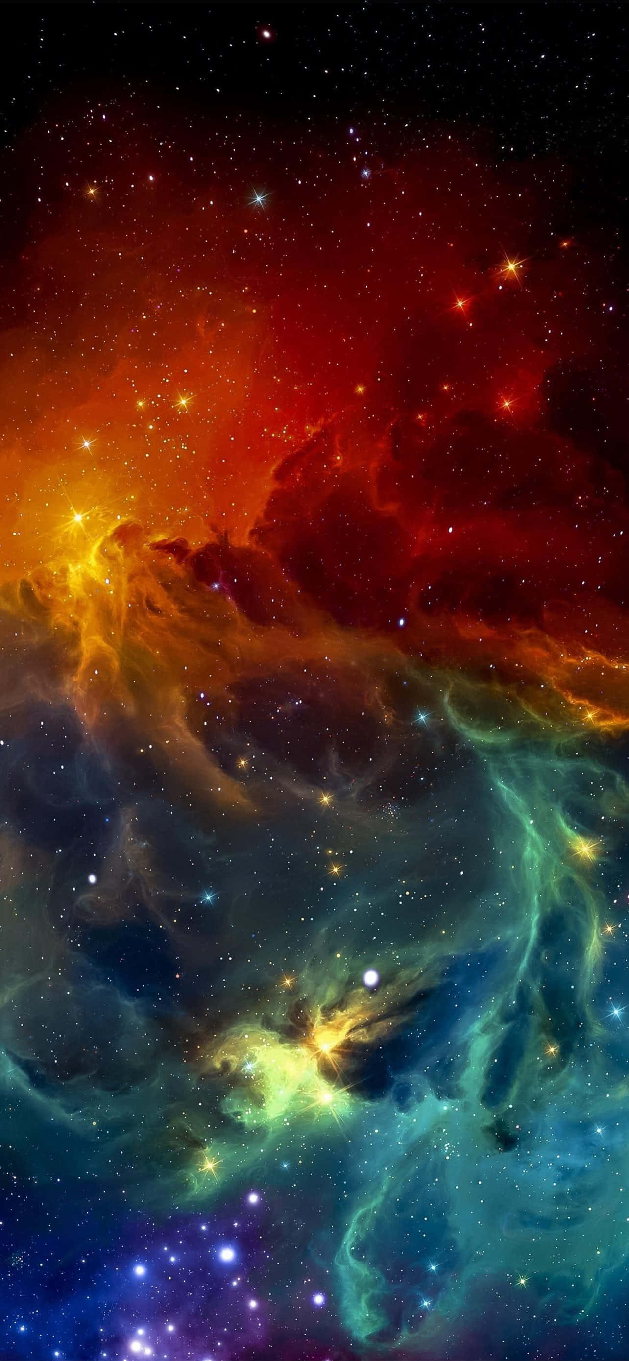 Deep Space 桌布 壁紙 — 充滿活力的宇宙星雲在星空背景下以火紅、金色和冷藍色旋轉。