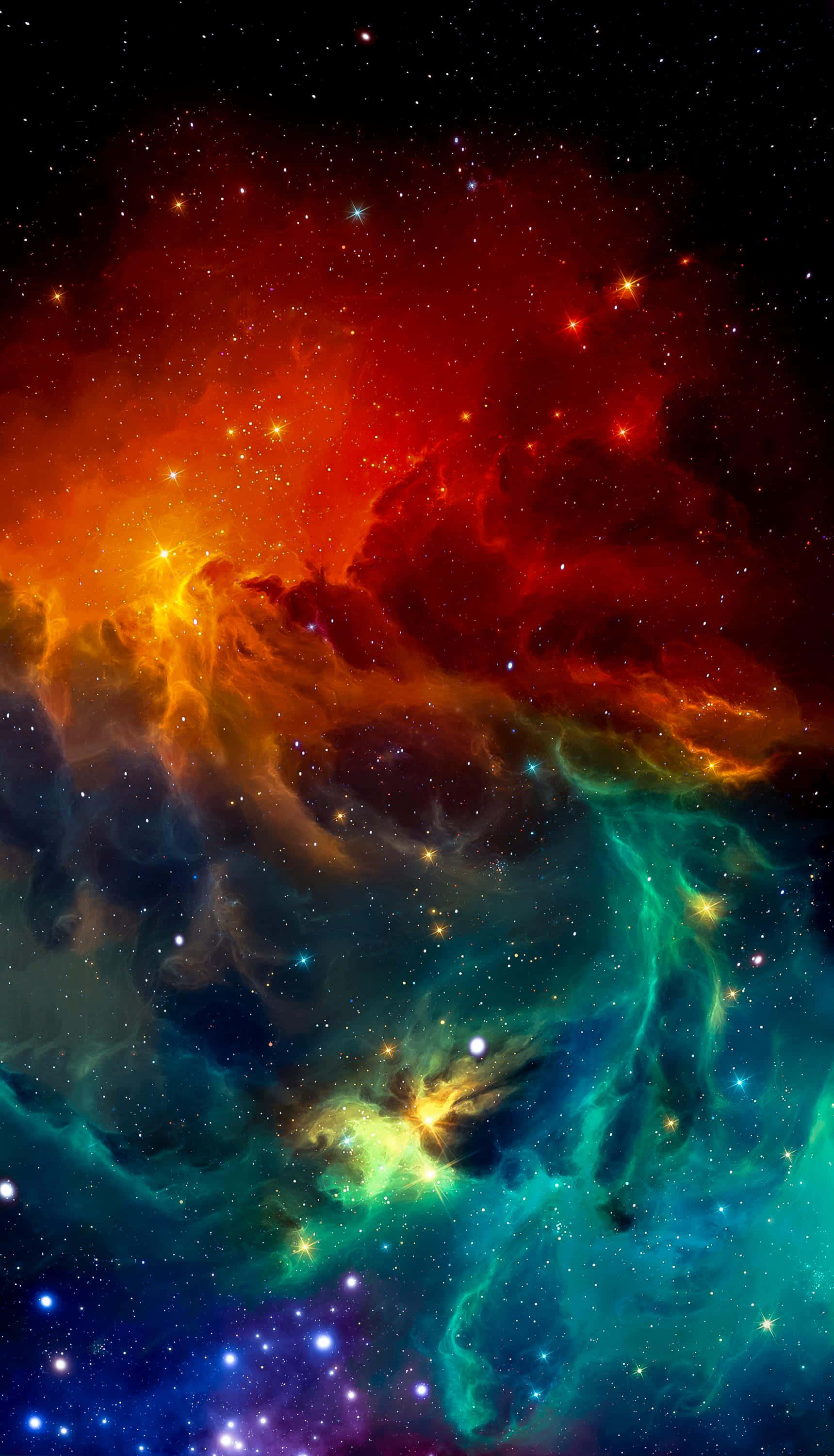 銀河 桌布 壁紙 — 充滿活力的宇宙星雲在星空背景下以火紅、橙色和冷色調的藍綠色旋轉。