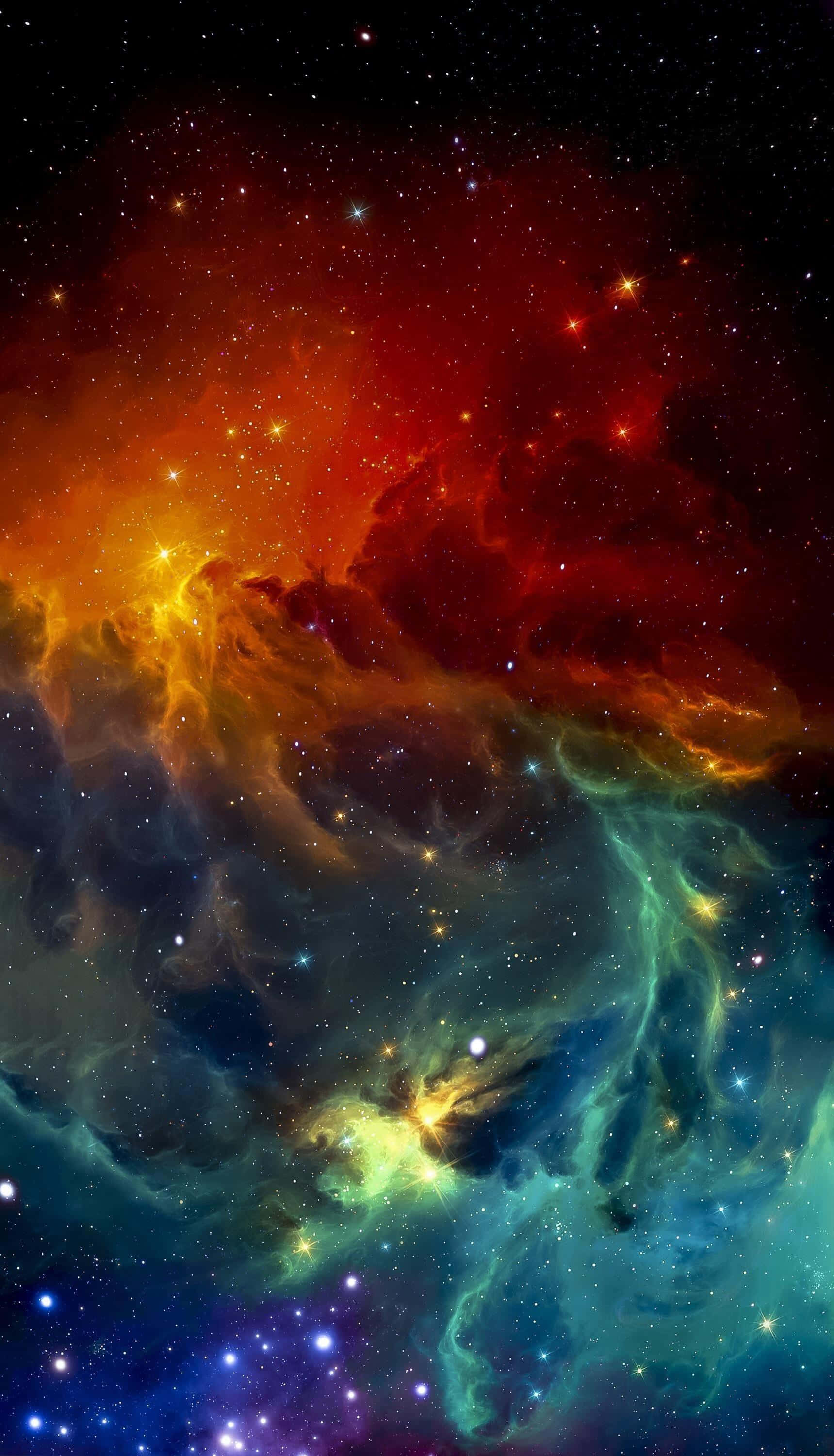 HD Oled 桌布 壁紙 — 充滿活力的宇宙星雲在星空背景下以火紅、金色和冷藍色旋轉。
