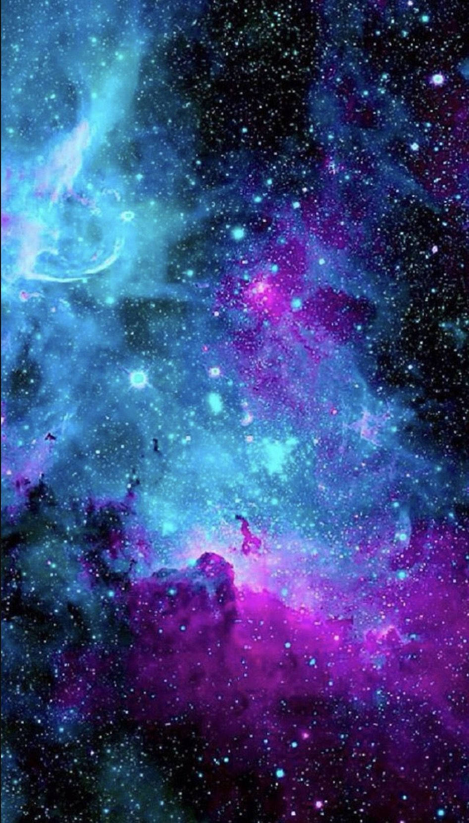 太空 桌布 壁紙 — 充滿活力的宇宙星雲在星空背景下以電光藍和紫色旋轉。