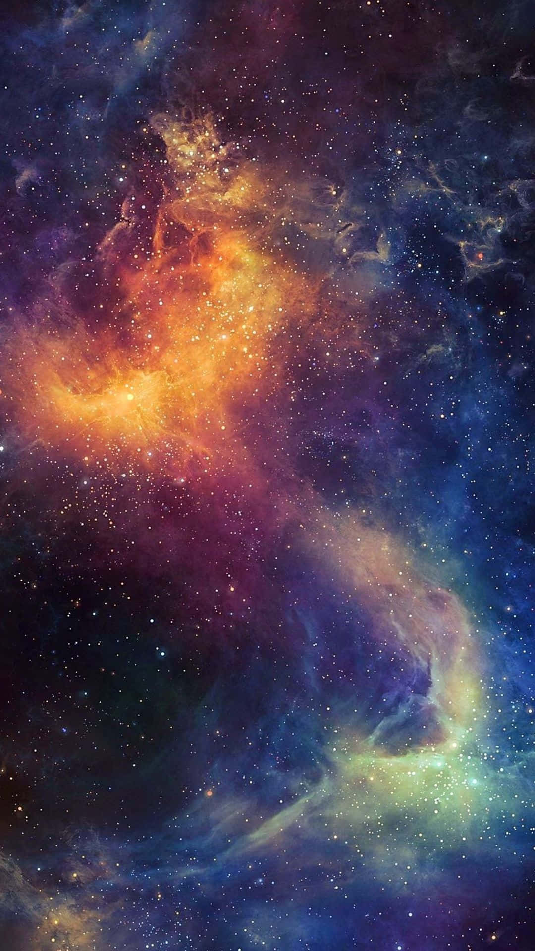 銀河 桌布 壁紙 — 充滿活力的宇宙星雲在星空背景下以火熱的橙色和電光藍色旋轉。