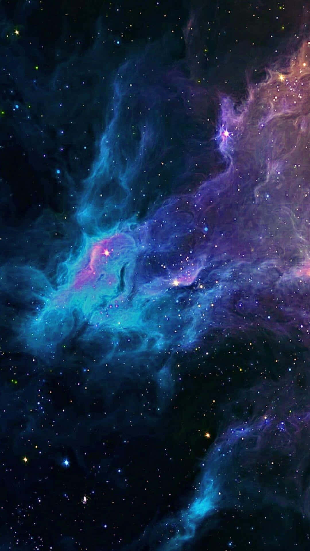 Cool Blue Galaxy 桌布 壁紙 — 充滿活力的宇宙星雲在星空背景下以電光藍、紫和粉紅色旋轉。
